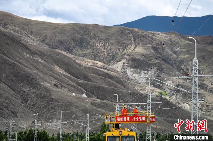 7月6日，中国中铁电气化局施工人员对拉林铁路接触网专业首件工程进行复检。　何蓬磊 摄