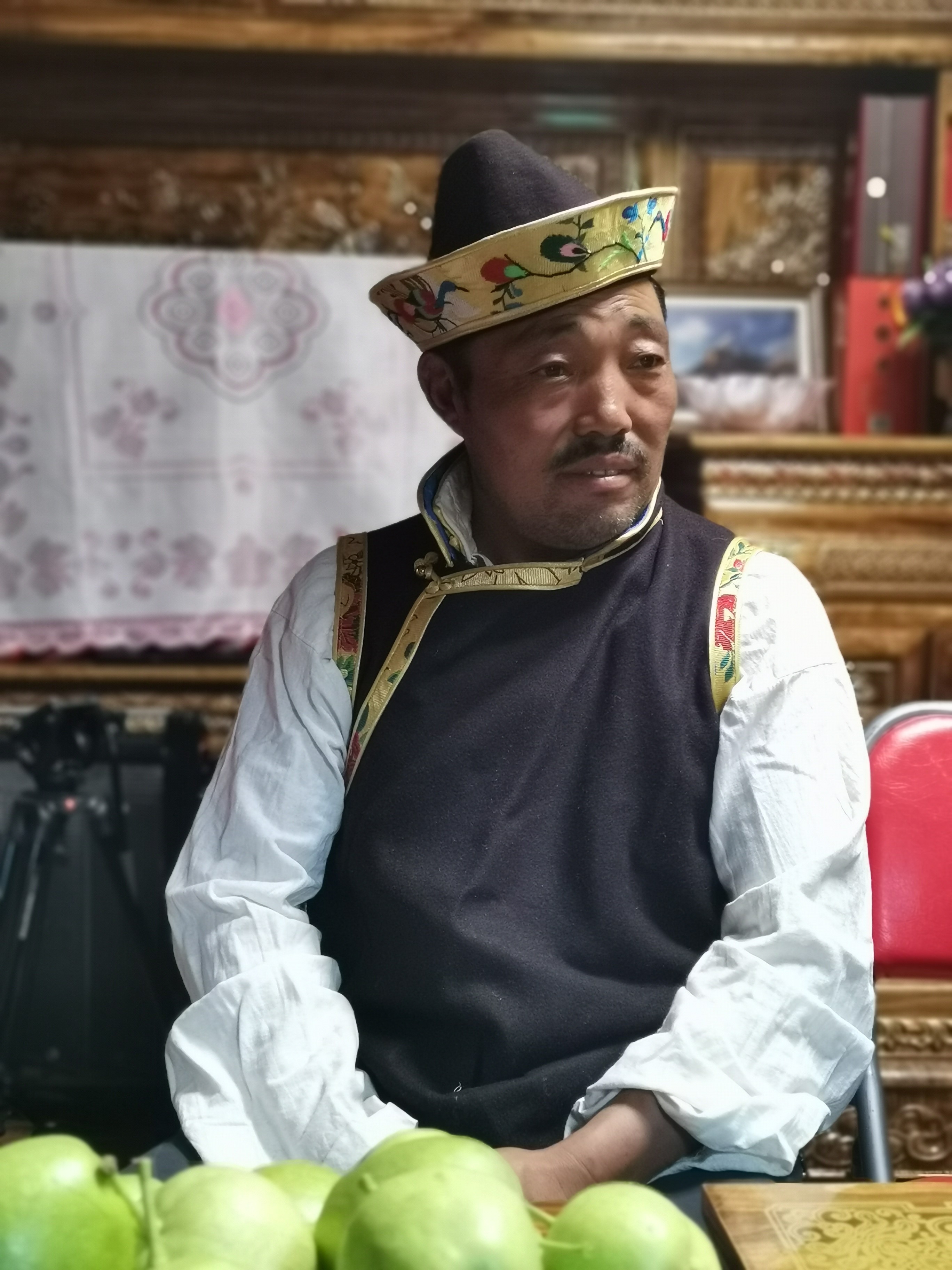 其帕在家接受“幸福花开新边疆”网络主题活动采访组记者采访。 澎湃新闻记者 高宇婷 图