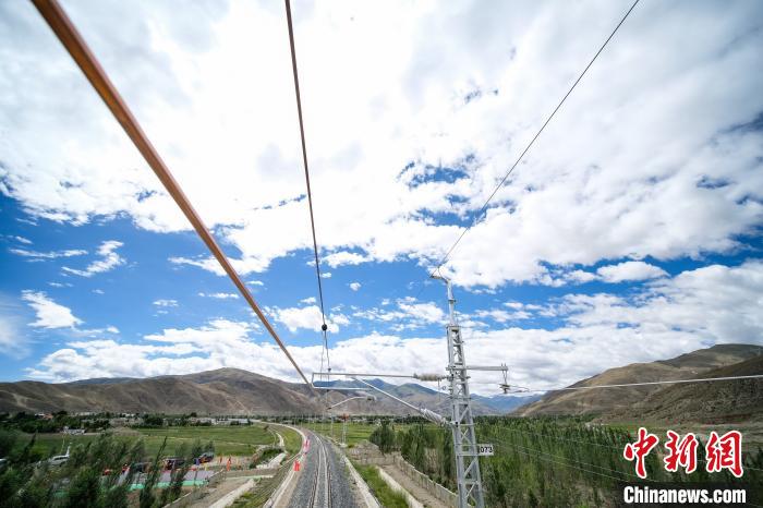 7月6日，拉林铁路接触网专业首件工程在西藏山南市扎囊至扎其区间成功建成。　何蓬磊 摄