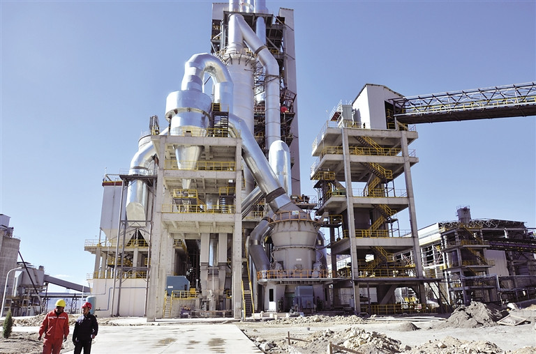 图为高新雪莲水泥有限公司目前国际最先进的新型干法水泥生产线.jpg