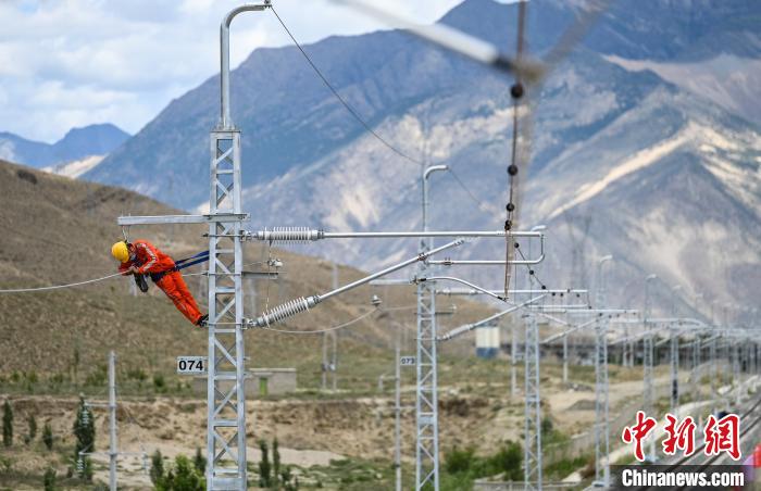7月6日，中国中铁电气化局施工人员对拉林铁路接触网专业首件工程进行复检。　何蓬磊 摄